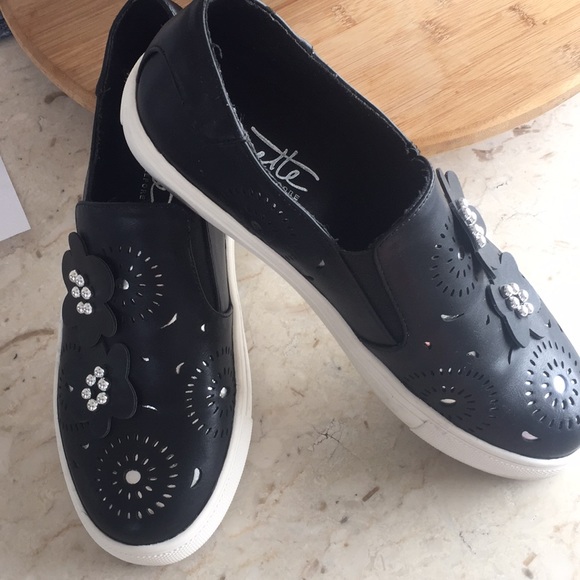 Nanette Lepore  “Whitney” slip on shoes. 8M - Picture 2 of 8